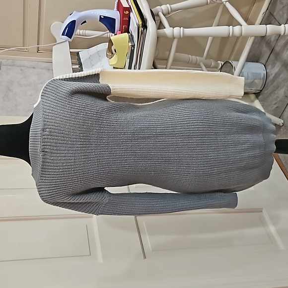 "SAY WHAT" Sz. L. Two-tone, gray /cream, long-sleeved, midi, sweater dress. - Picture 3 of 12